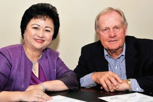 BRG Group chairwoman Nguyen Thi Nga and golf icon Jack Nicklaus