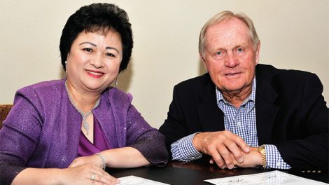 BRG Group chairwoman Nguyen Thi Nga and golf icon Jack Nicklaus