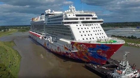 Luxury cruise ship Genting Dream (Source: cruiseandferry.net)